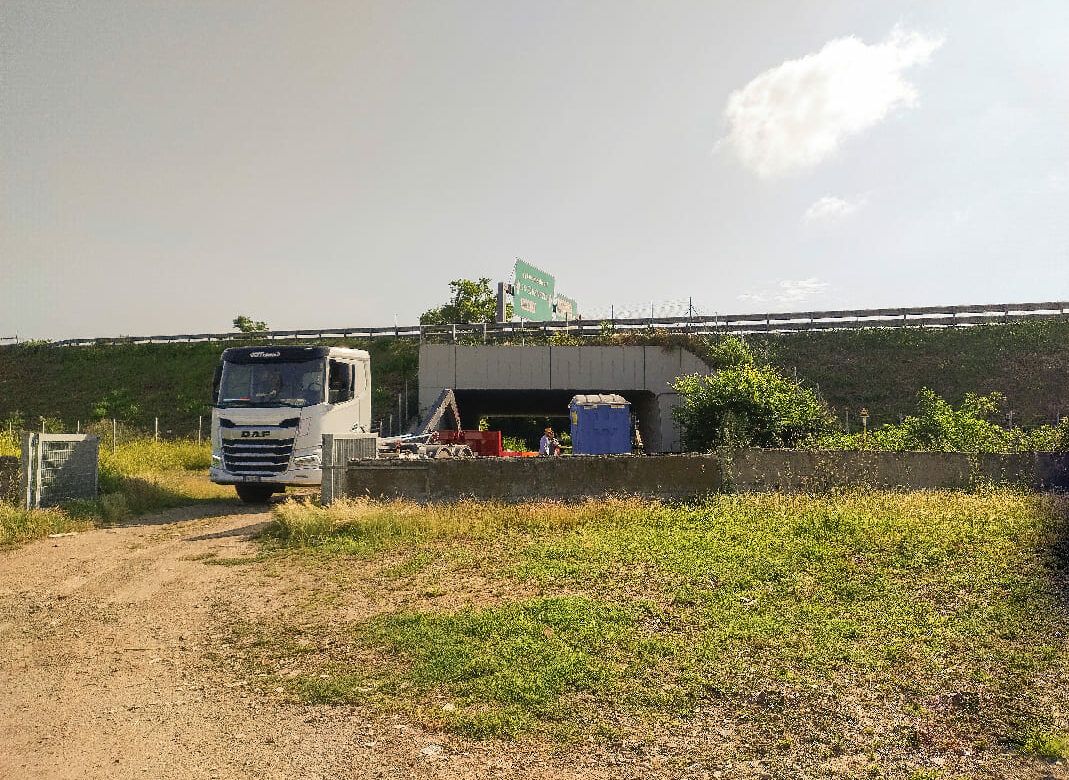 9 giugno, San Donato, area San Francesco, manifestazione contro i primi lavori per la costruzione dello stadio del Milan. L’arrivo dei primi camion.