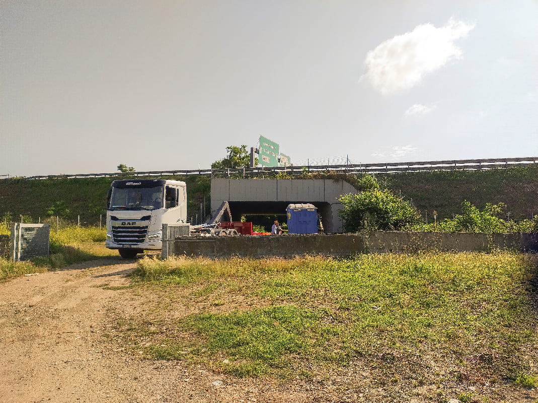 9 giugno, San Donato, area San Francesco, manifestazione contro i primi lavori per la costruzione dello stadio del Milan. L’arrivo dei primi camion.