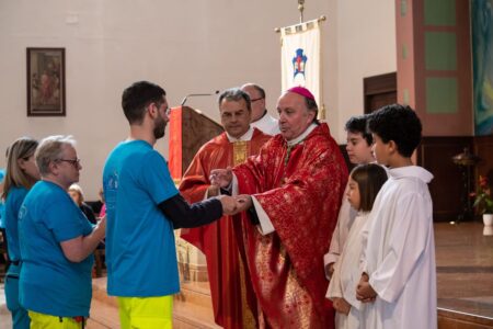 Monsignore Giuseppe Natale Vegezzi incontra i volontari di Misericordia Milano nella chiesa di San Barnaba al Gratosoglio. Foto di Rory Bica.