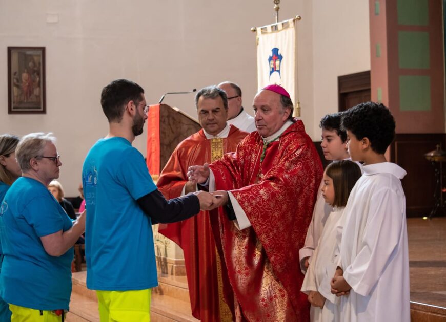 Monsignore Giuseppe Natale Vegezzi incontra i volontari di Misericordia Milano nella chiesa di San Barnaba al Gratosoglio. Foto di Rory Bica.