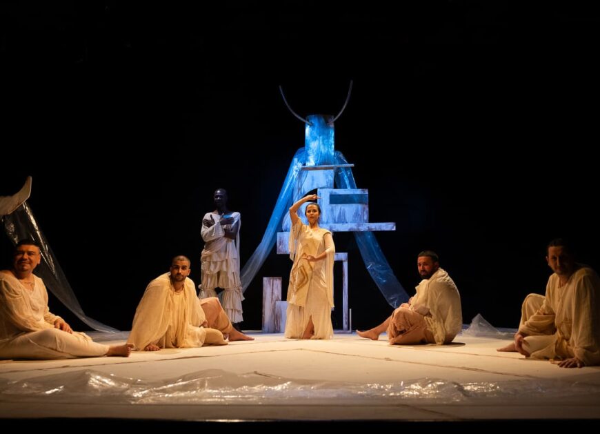 Scena dello spettacolo "Extravagare Rituale di reincanto" della compagnia Opera Liquida, in scena al Castello Sforzesco il 4 agosto.
