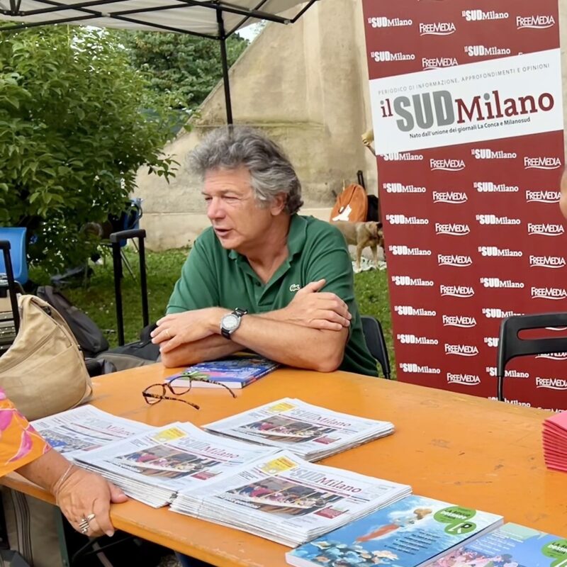 Stefano Ferri, direttore de il SUD Milano, al banchetto sull'informazione alla rassegna La prima stella della sera.