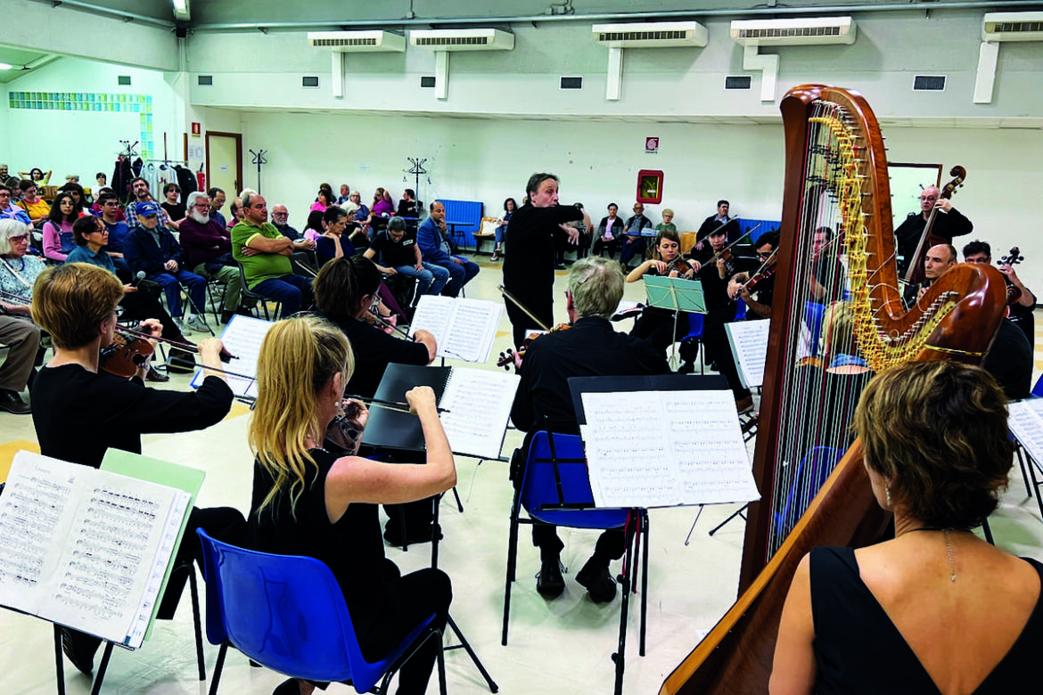 L'orchestra Carisch diretta dal maestro Massimo Mazza a Primavera al Gratosoglio.