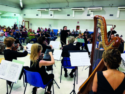 L'orchestra Carisch diretta dal maestro Massimo Mazza a Primavera al Gratosoglio.