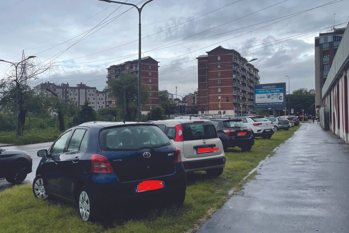 Macchine in sosta vietata su spazi verdi in via Valla.