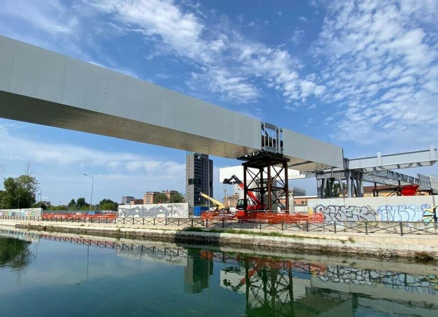 Ponte sul Naviglio Grande che collega il quartiere Tre Castelli con piazza Tirana