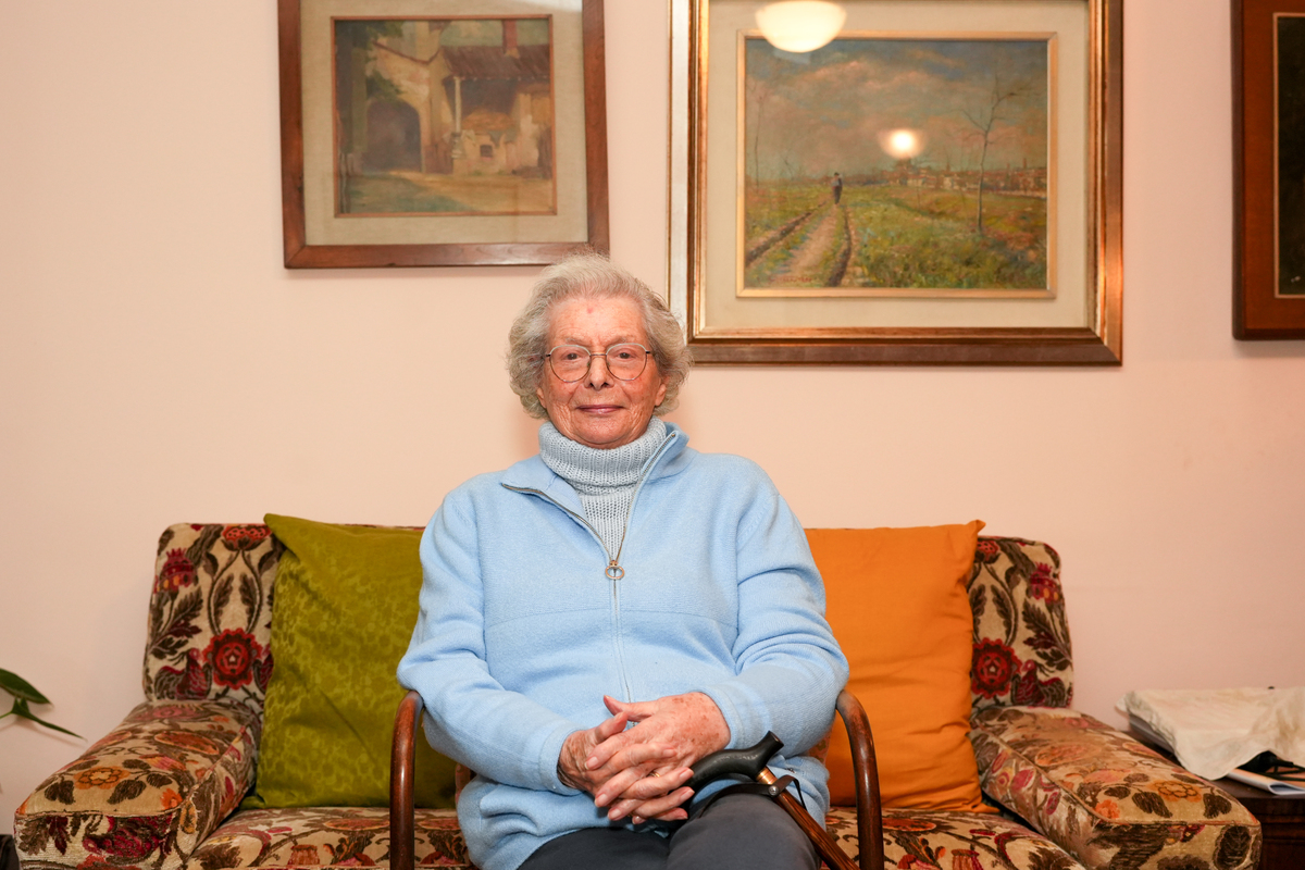 La staffetta partigiana Sandra Ghilardelli nella sua casa di Milano. Foto Lucia Sabatelli.