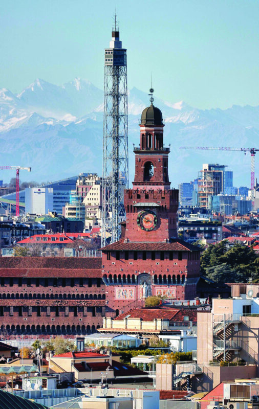 La torre del Filarete al Castello Sforzesco, dietro la Torre Branca.