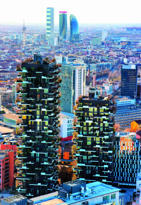 Le due torri del Bosco Verticale e sullo sfondo di quelle di City Life