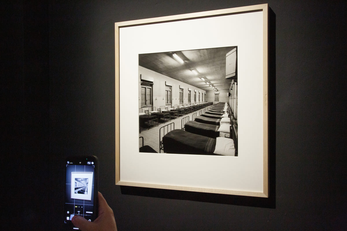 La fotografia Dormitorio Pubblico, 1969 in mostra. © Carlo Cerchioli