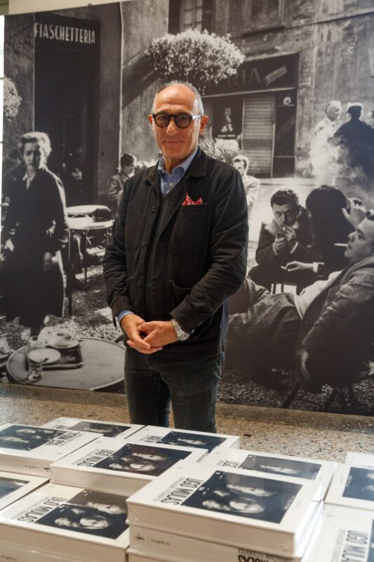 Denis Curti curatore della mostra. Sullo sfondo la gigantografia della foto Bar Jamaica, 1953 di Ugo Mulas. © Carlo Cerchioli