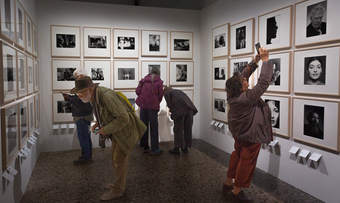 Visitatori guardano i numerosi ritratti esposti, alla mostra fotografica Ugo Mulas L'operazione fotografica, Palazzo Reale, Milano 9 ottobre 2024.