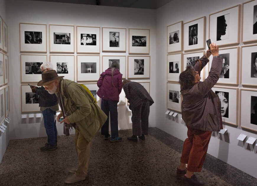 Visitatori guardano i numerosi ritratti esposti, alla mostra fotografica Ugo Mulas L'operazione fotografica, Palazzo Reale, Milano 9 ottobre 2024.