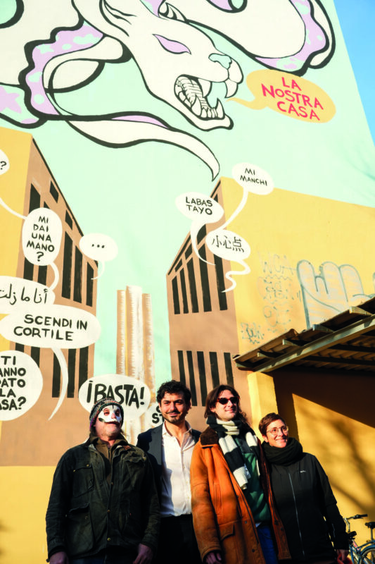 Qui sopra, il murale “Cerutti” di via Bellini. Foto a destra, partendo da sinistra: Davide Toffolo, l'assessore Tommaso Sacchi, Marco Gortana e Alice Cosmai, Ufficio Arte negli Spazi Pubblici del Comune e curatrice di muralismo e street art. Foto di Lucia Sabatelli.