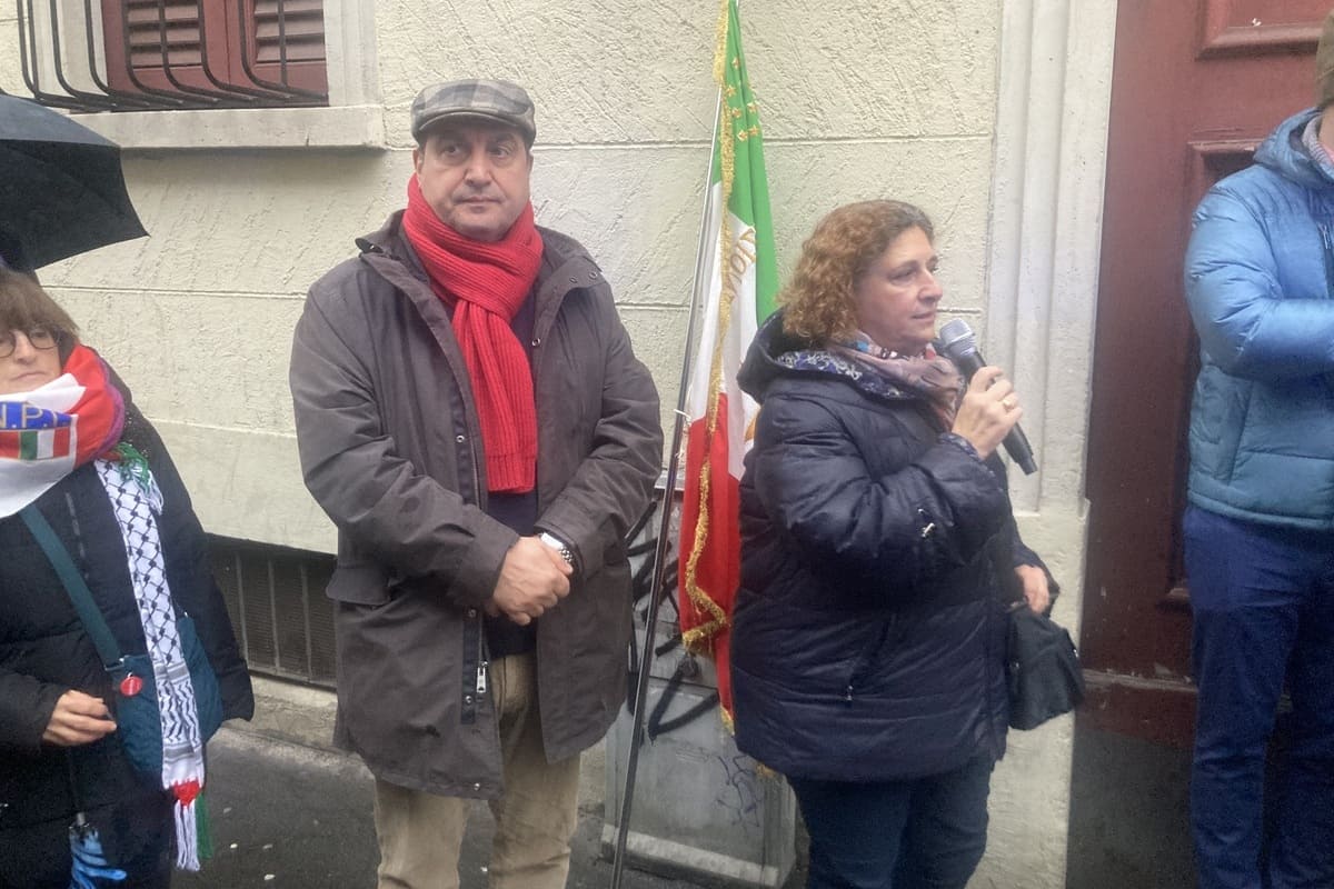 Milano, 23 gennaio 2025, via Palmieri 22 - Il presidente del Municpio 5 Natale Carapellese e Michela Fiore dell’Anpi Stadera Gratosoglio.