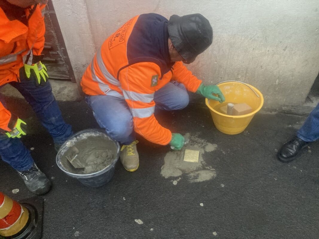 Posa della Pietra di inciampo in ricordo di Carlo Ciocca, in via Palmieri 18.