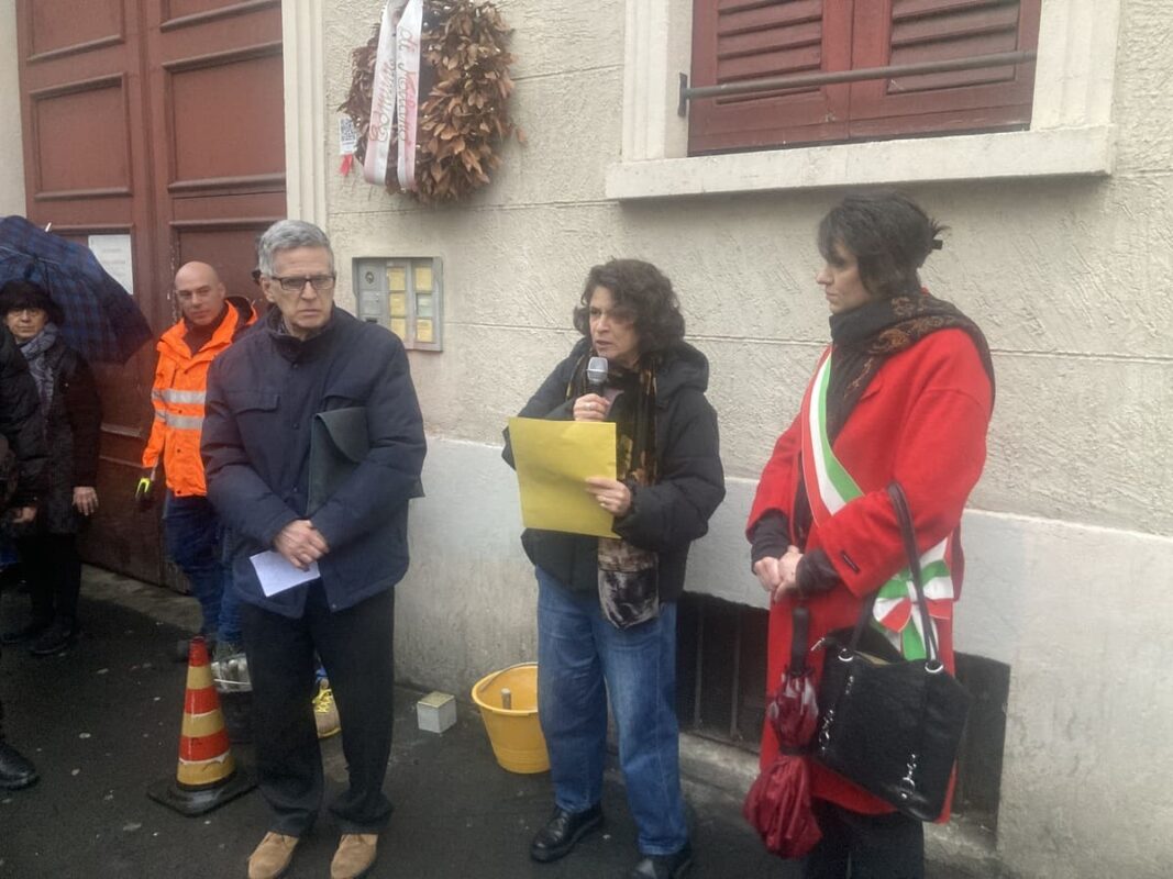 Roberto Cenati, Alessandra Minerbi e Elena Buscemi alla posa delle Pietre di inciampo di via Pamieri