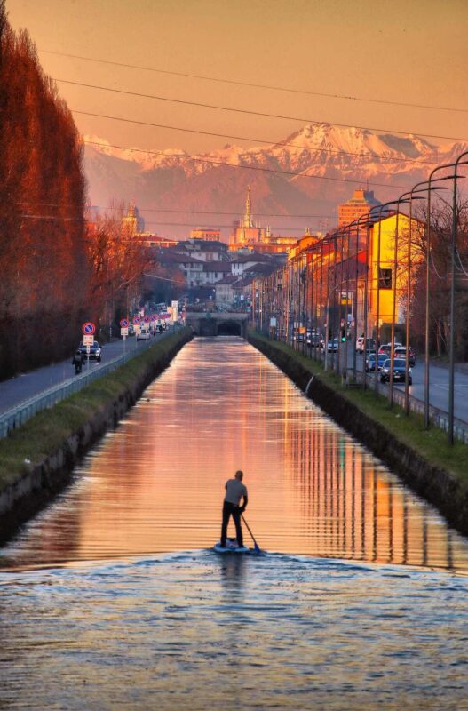 Simone Lunghi pagaia sul Naviglio Pavese. Foto Andrea Cherchi.