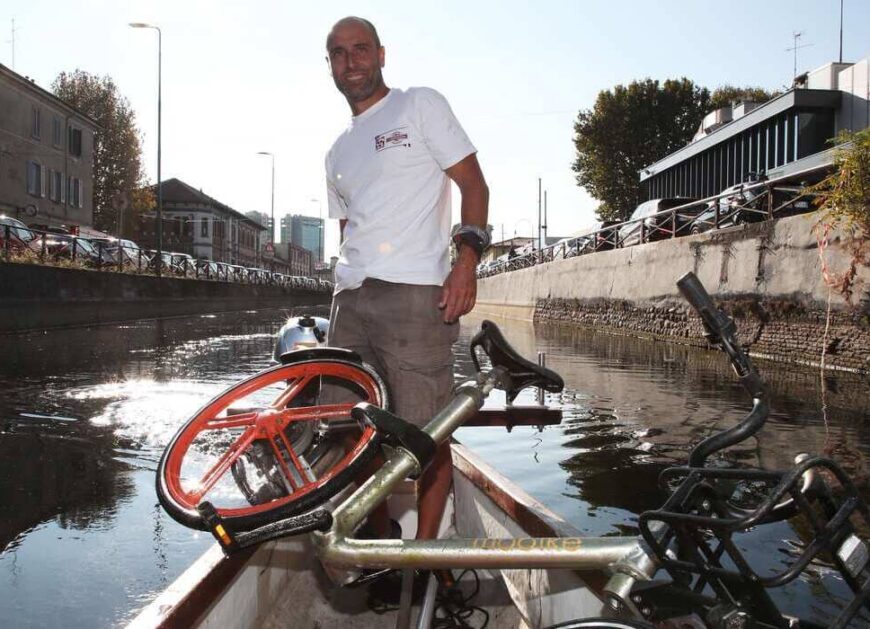 Simone Lunghi con il carico di bici recuperate dal Naviglio. Foto Andrea Cherchi.