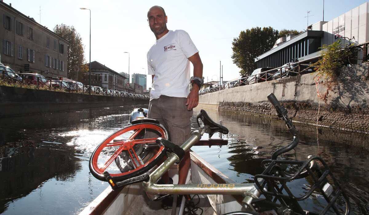 Simone Lunghi con il carico di bici recuperate dal Naviglio. Foto Andrea Cherchi.