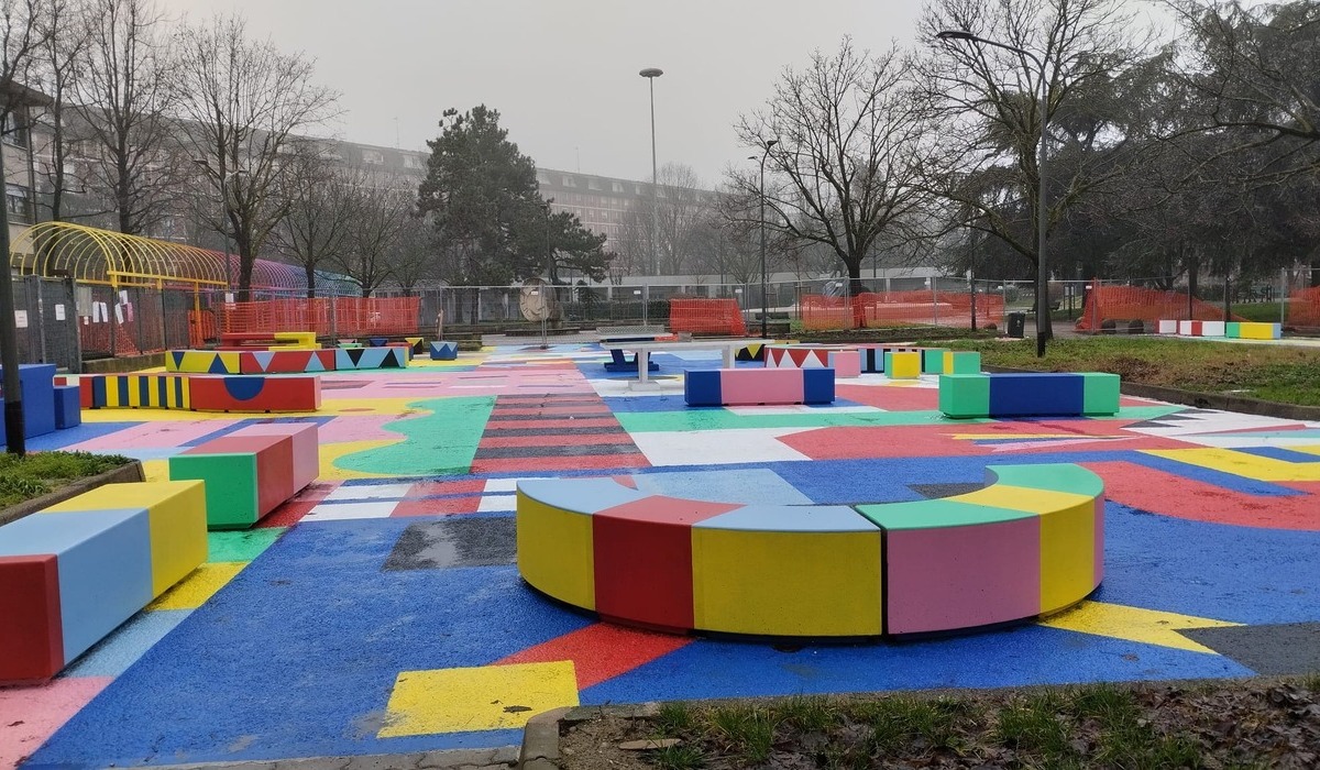 piazza davanti alla scuola primaria di via De Nicola 2, Barona, Milano