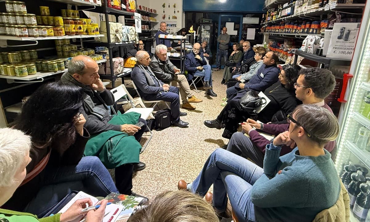 Un momento dell'incontro tra il Municipio 5 e l'Associazione Trasgressione.net, nel negozio di via Sant'abbondio 53/a